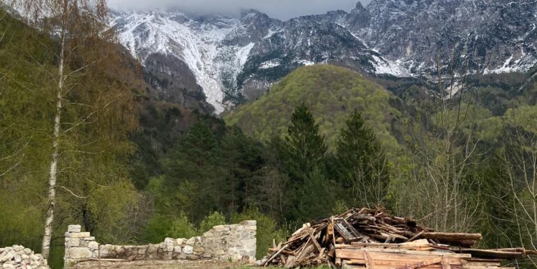 Stavolo in pietra di 55mq da ristrutturare con vista panoramica sulle montagne