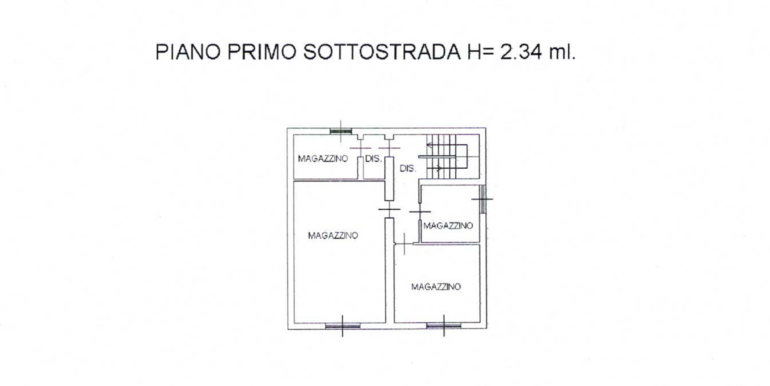 Negozio vetrinato con magazzino e parcheggio