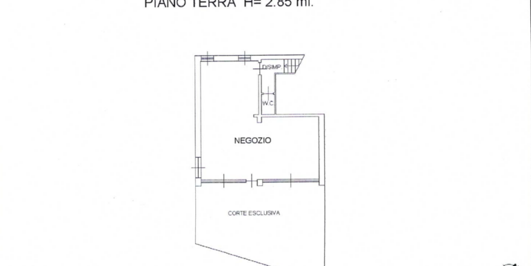 Negozio vetrinato con magazzino e parcheggio