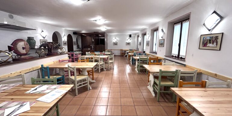 Ristorante pizzeria con corte esterna